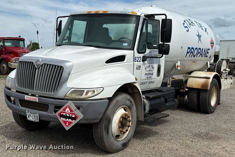 2002 International 4300 truck cab and chassis - HI9277