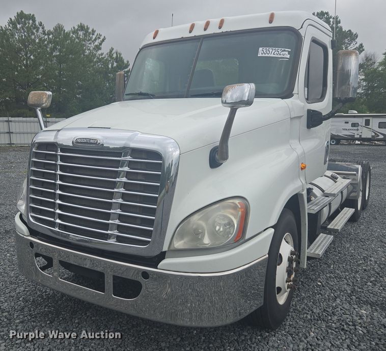 2015 Freightliner  Cascadia 125 semi truck - YA0444