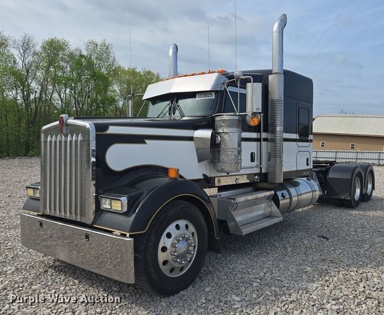 2014 Kenworth W900 semi truck - YA0473