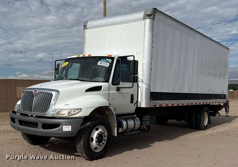 2018 International DuraStar 4300 box truck - YA0609