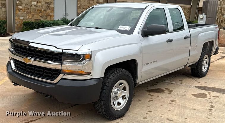 2017 Chevrolet Silverado 1500 Double Cab pickup truck - DT6660