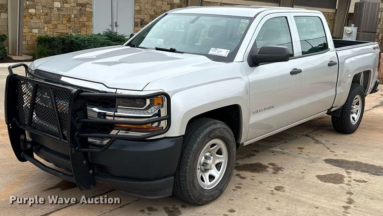 2018 Chevrolet Silverado 1500 Crew Cab pickup truck - DT6667