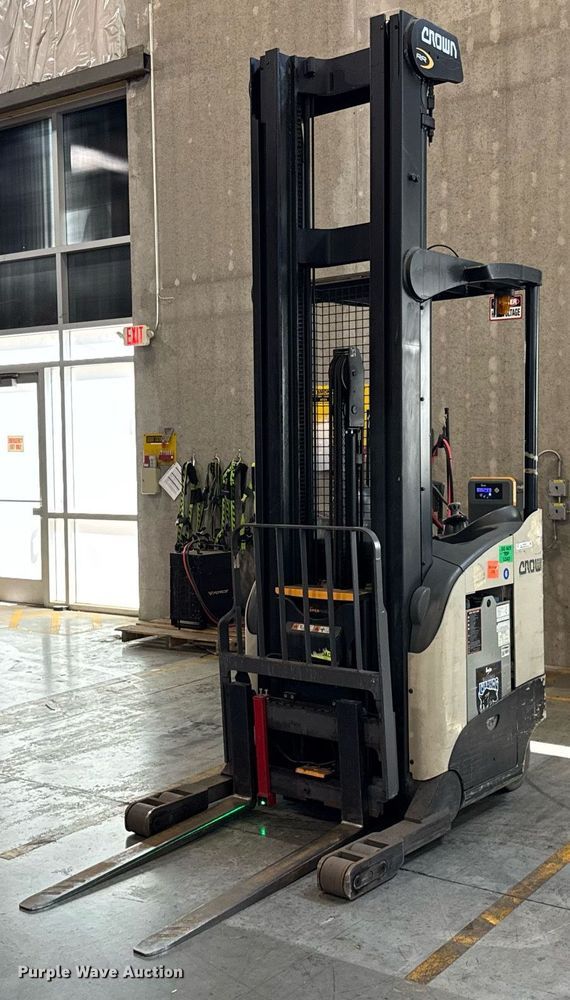 2015 Crown RR5725-35 reach truck - DH9979