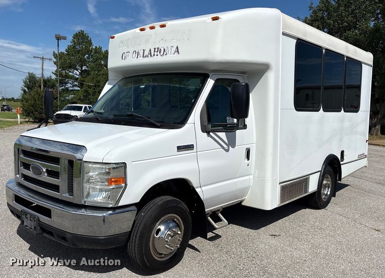 2013 Ford E350 shuttle bus - DM1942