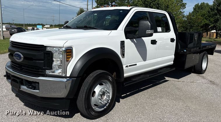 2019 Ford F550 Crew Cab flatbed truck - DM1943