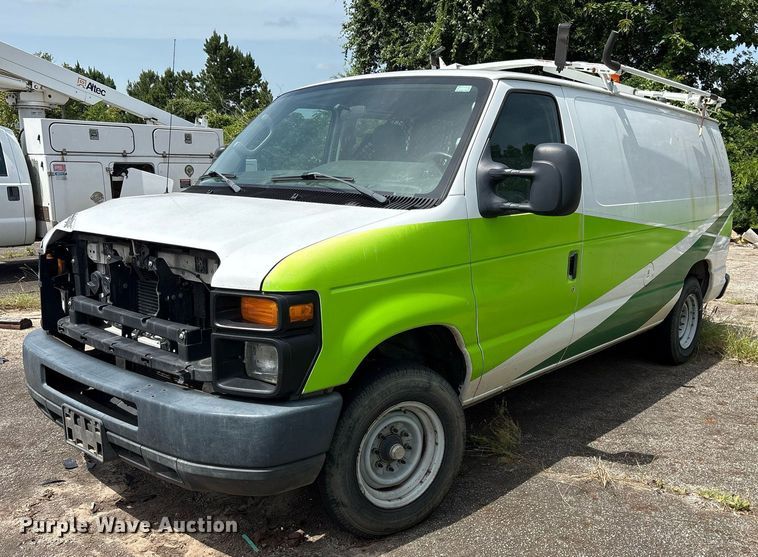 2009 Ford E150 utility van - DM1946