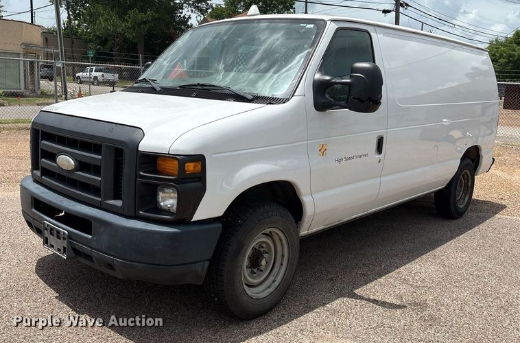 2013 Ford E150 utility van - DM1947