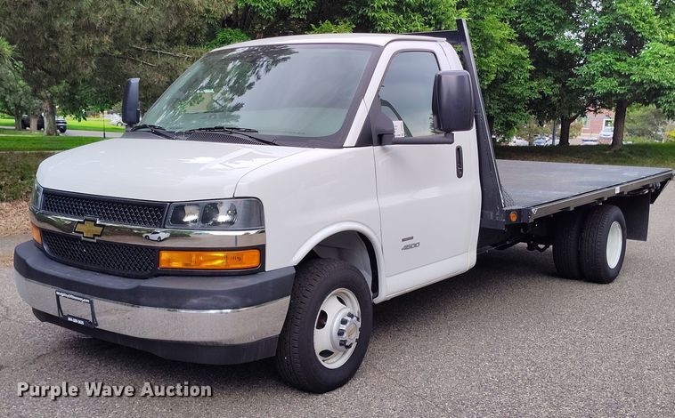 2023 Chevrolet Express 4500 flatbed van - DP5007