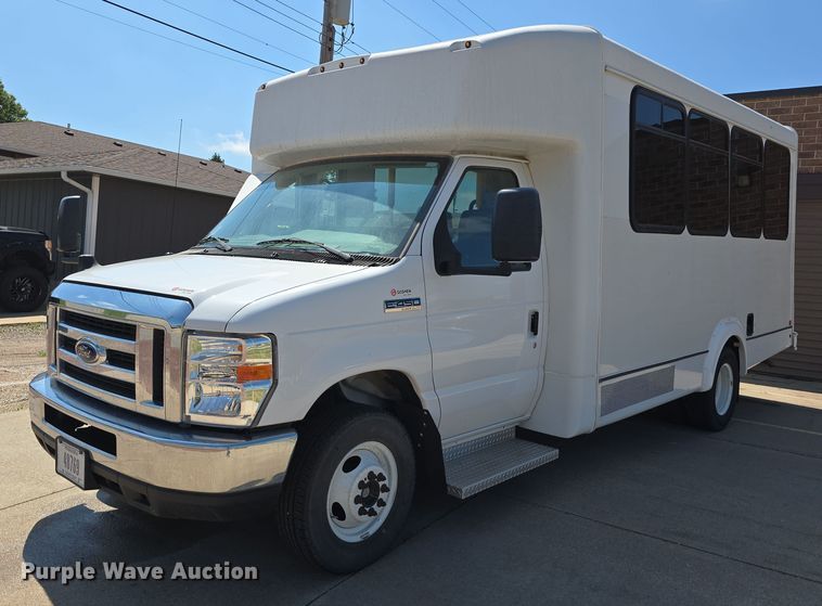 2019 Ford E450 Super Duty shuttle bus - DR3783