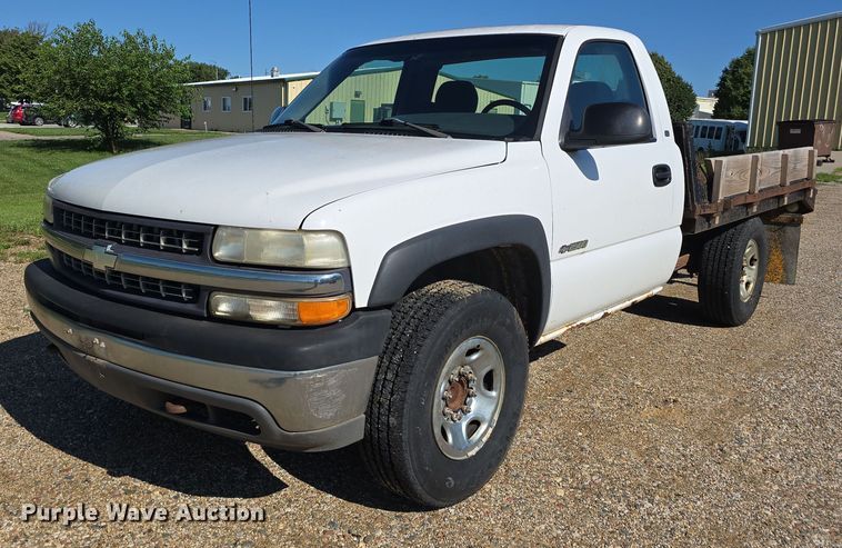 2001 Chevrolet Silverado 2500 flatbed pickup truck - DR3818