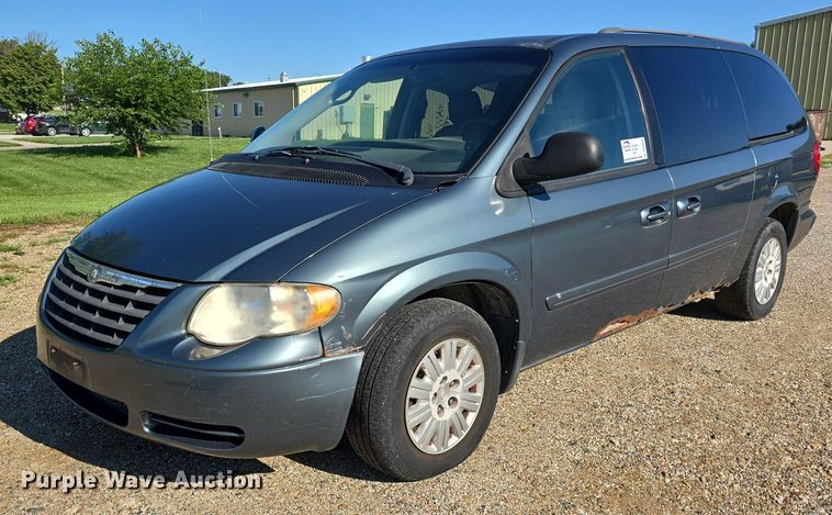 2007 Chrysler Town & Country van - DR3819