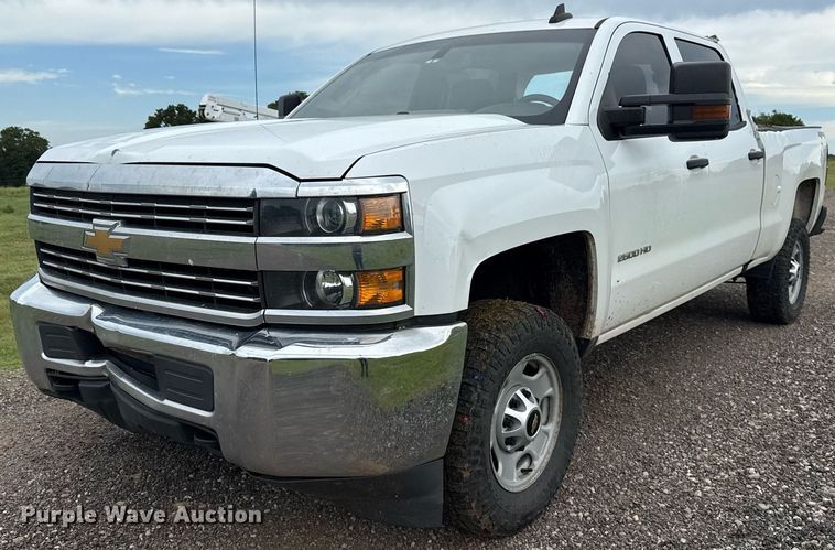 2018 Chevrolet Silverado 2500HD Crew Cab pickup truck - DS3786