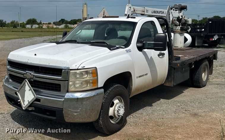 2007 Chevrolet Silverado 3500HD flatbed pickup truck - DU9224