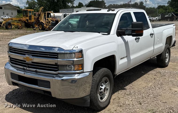 2015 Chevrolet Silverado 2500HD Crew Cab pickup truck - DU9238