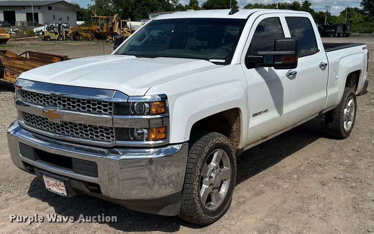 2019 Chevrolet Silverado 2500HD Crew Cab pickup truck - DU9240