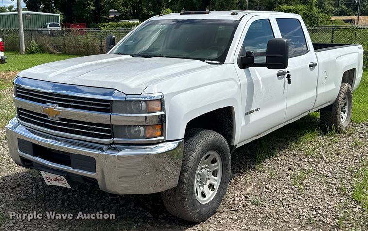 2015 Chevrolet Silverado 2500HD Crew Cab pickup truck - DU9242