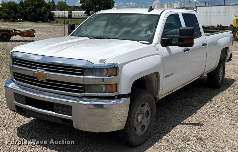 2016 Chevrolet Silverado 2500HD Crew Cab pickup truck - DU9243