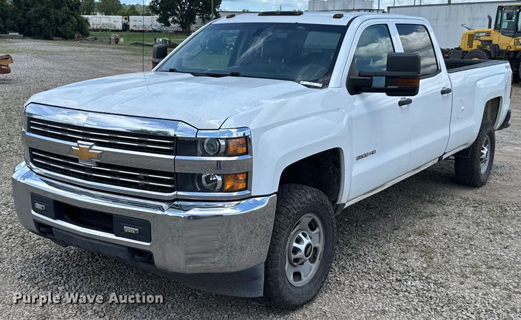 2016 Chevrolet Silverado 2500HD Crew Cab pickup truck - DU9244