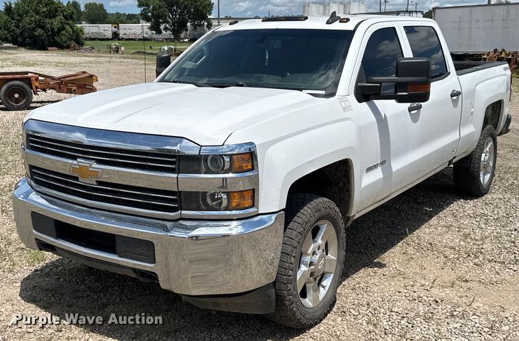 2016 Chevrolet Silverado 2500HD Crew Cab pickup truck - DU9248