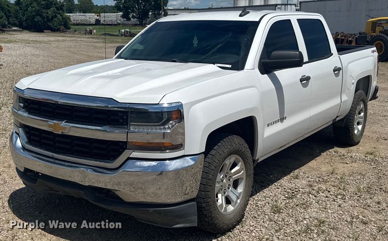 2017 Chevrolet Silverado 1500 Crew Cab pickup truck - DU9250