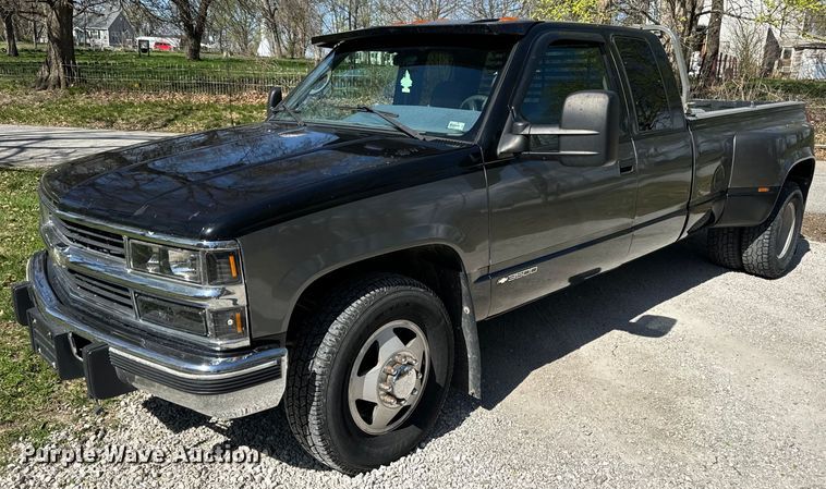 1995 Chevrolet C3500 Ext. Cab pickup truck - DV1906