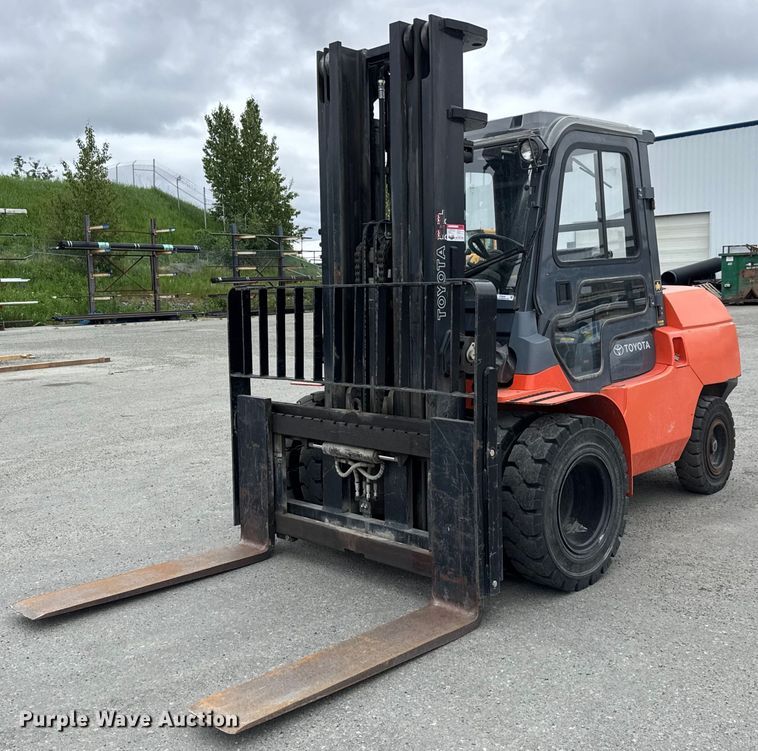 2011 Toyota 7FDAU50 forklift - DY0240
