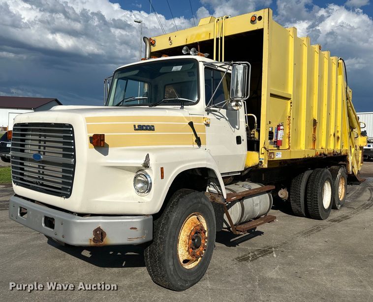 1995 Ford L8000 refuse truck - EB2687