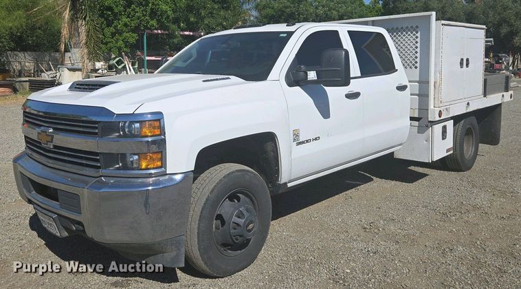 2018 Chevrolet Silverado 3500HD Crew Cab flatbed pickup truck - EC0952