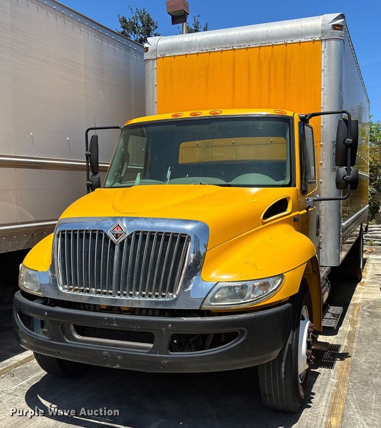 2013 International 4300 box truck - EC3657