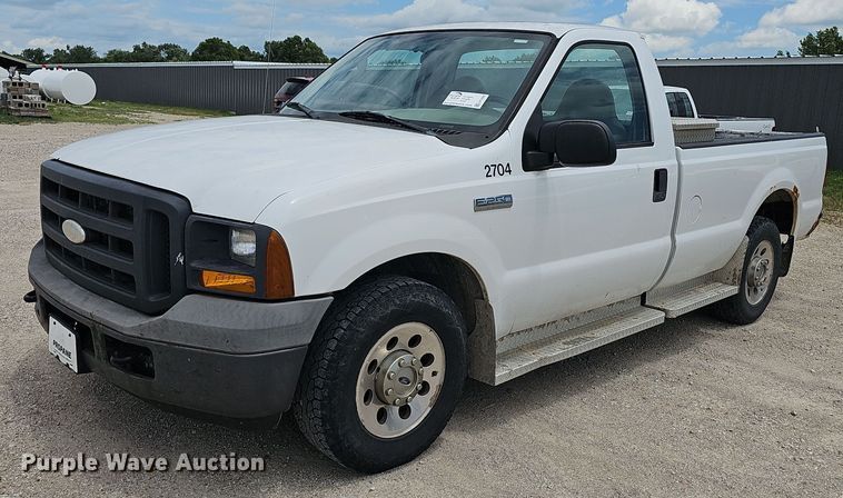 2005 Ford F250 Super Duty XL pickup truck - EF3594