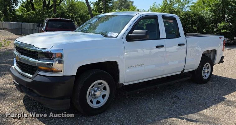 2016 Chevrolet Silverado 1500 Double Cab pickup truck - EF3659