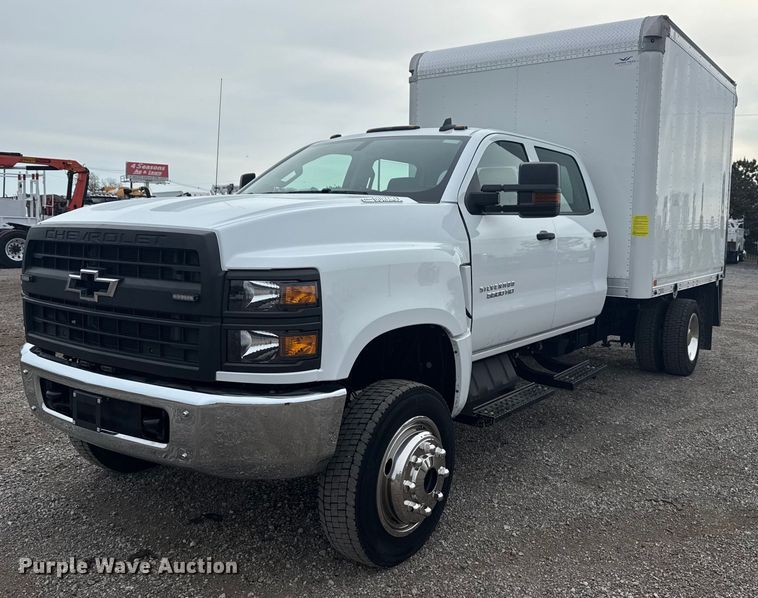 2021 Chevrolet Silverado 5500HD Crew Cab box truck - EG5793