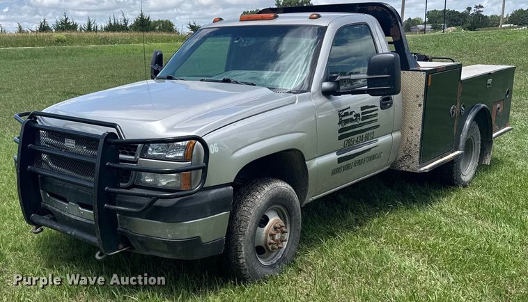 2006 Chevrolet Silverado 3500 flatbed pickup truck - EG6654
