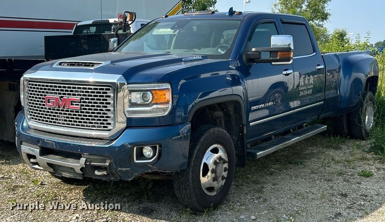 2017 GMC Sierra 3500HD Denali Crew Cab pickup truck - EK8208