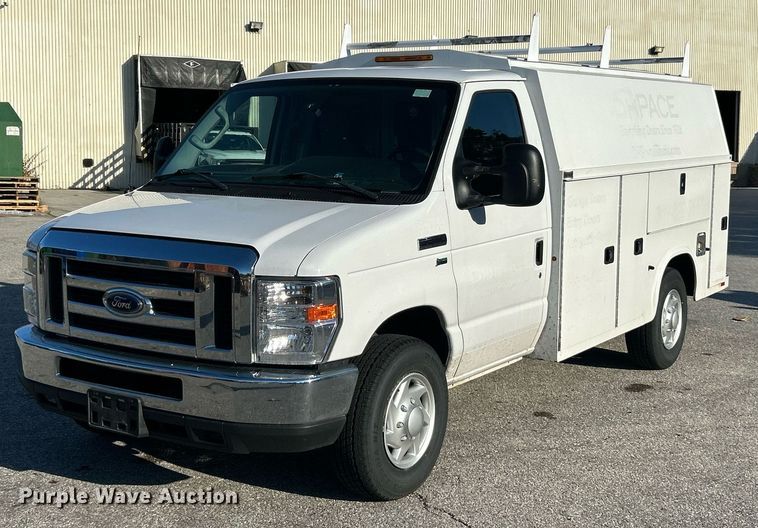 2018 Ford E350 Super Duty utility van - EK8257