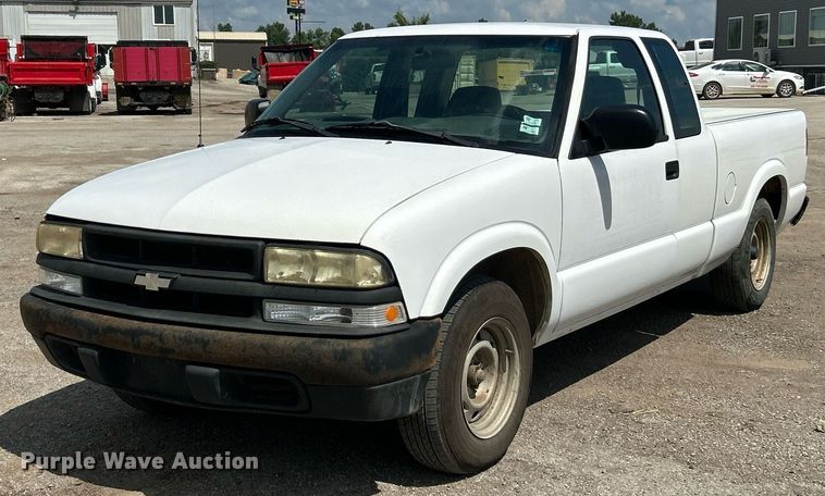 2002 Chevrolet S10 Ext. Cab pickup truck - EK8299