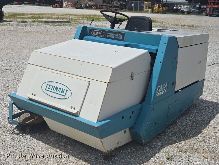 Tennant 255 Series II sweeper - EN3902