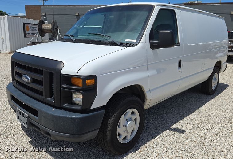 2008 Ford E250 van - EN8213