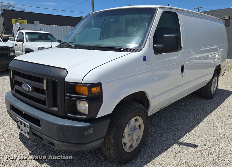 2008 Ford E250 van - EN8215