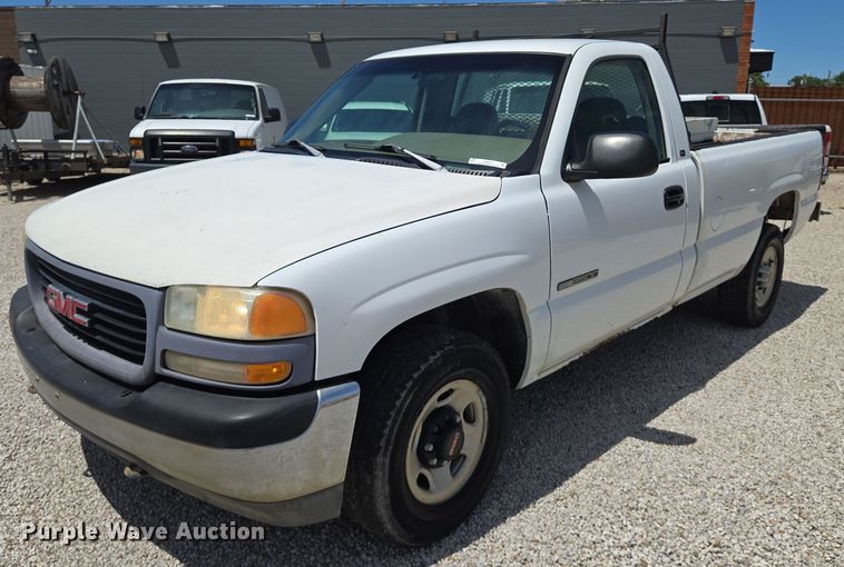 2000 GMC Sierra 2500 pickup truck - EN8217