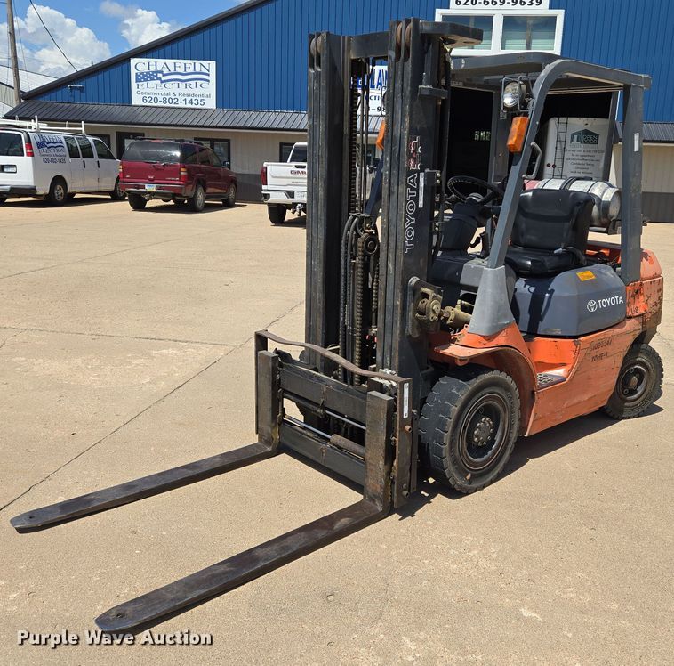 2001 Toyota 7FGU25 forklift - EN8225