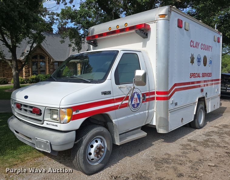 2002 Ford E450 ambulance - EO1067