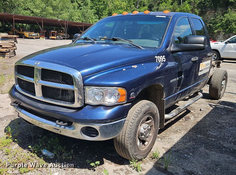 2004 Dodge Ram 3500 Quad Cab pickup truck cab and chassis - EO4506