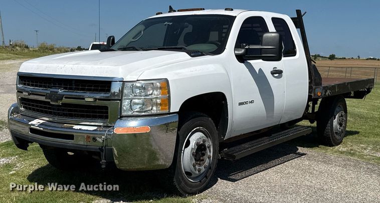 2010 Chevrolet Silverado 3500HD Ext. Cab flatbed pickup truck - HI9290