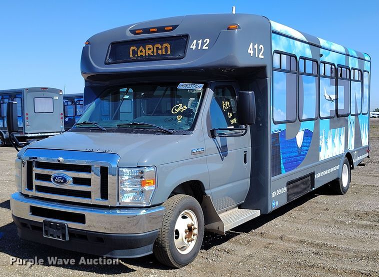 2022 Ford E450 shuttle bus - YA0640