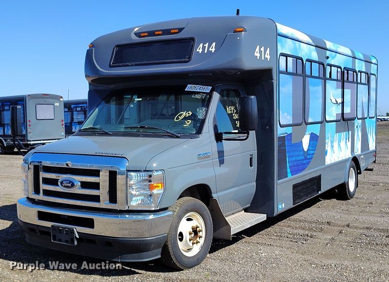 2022 Ford E450 shuttle bus - YA0641
