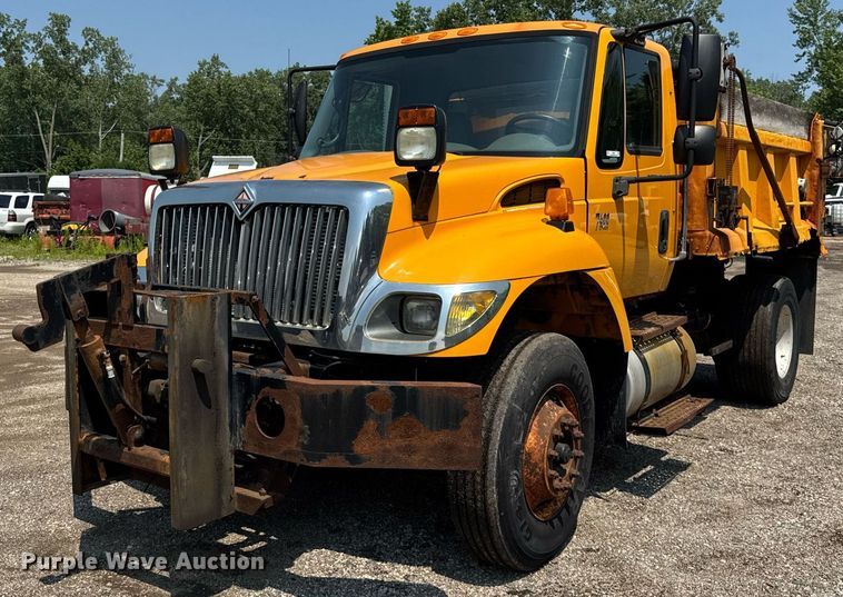 2005 International 7400 dump truck - DI9311