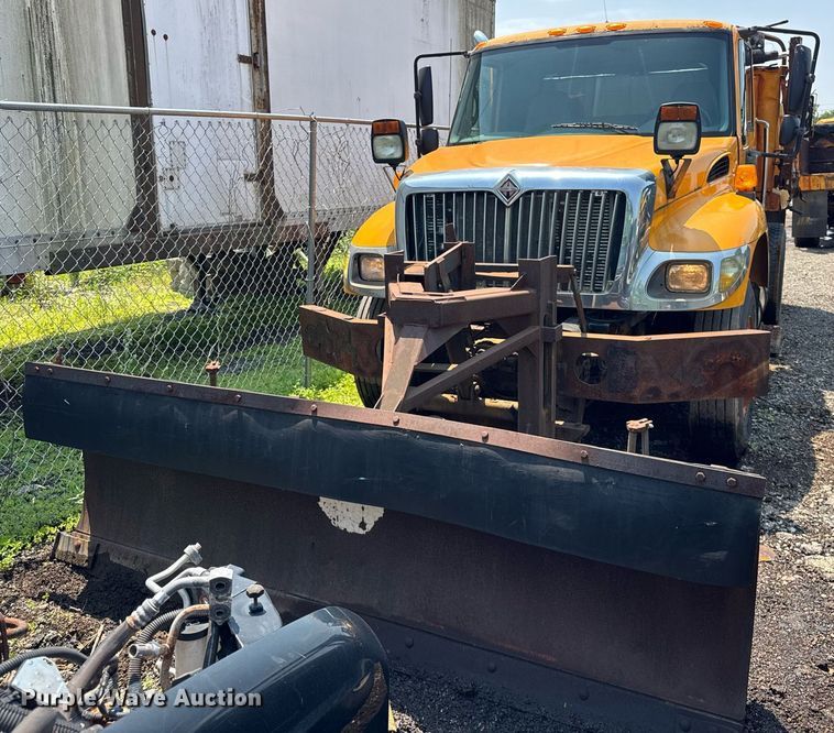 2005 International 7400 dump truck - DI9338