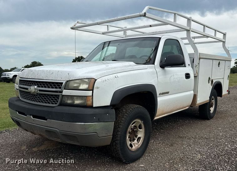 2005 Chevrolet Silverado 2500HD utility bed pickup truck - DS3782