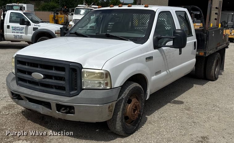 2006 Ford F350 Super Duty Crew Cab flatbed pickup truck - DS4378
